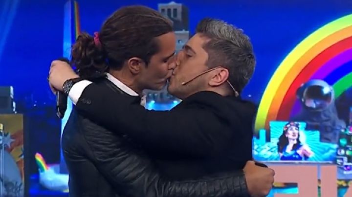 El tremendo beso de Mariano Martínez y Jey Mammón en vivo