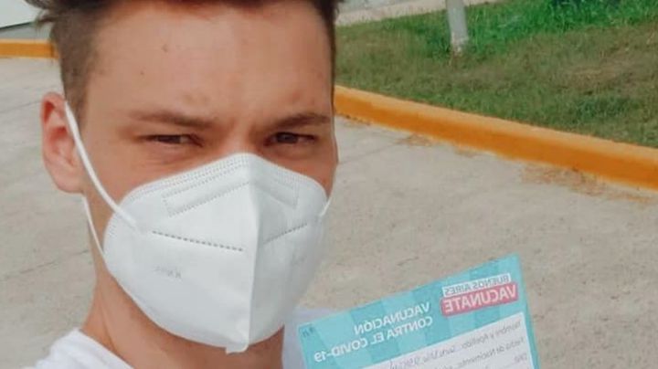 Gonzalo Vázquez, cronista de Intrusos,  se vacunó contra el COVID