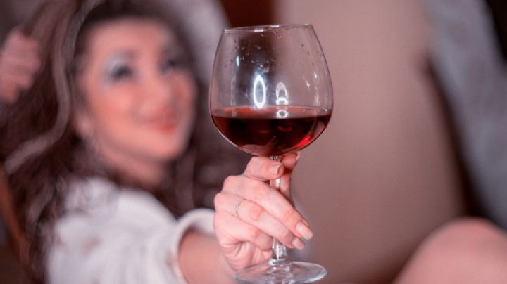 Comprobado: una copa de vino al día baja el colesterol