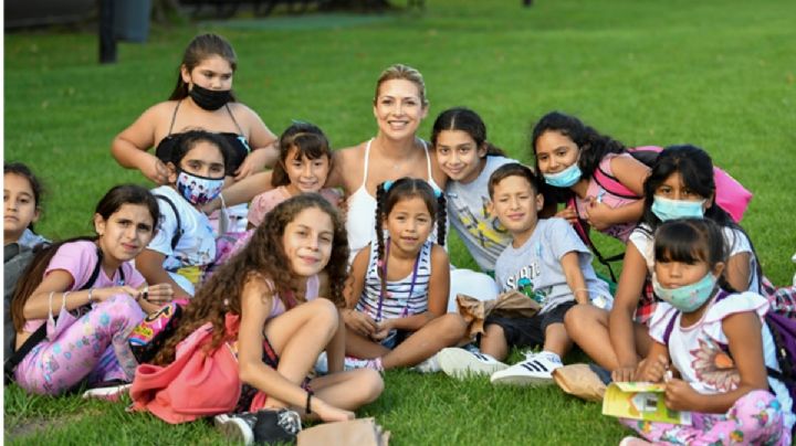 Niñas y niños de un centro comunitario de Quilmes visitaron la Quinta de Olivos y compartieron actividades con Fabiola Yáñez