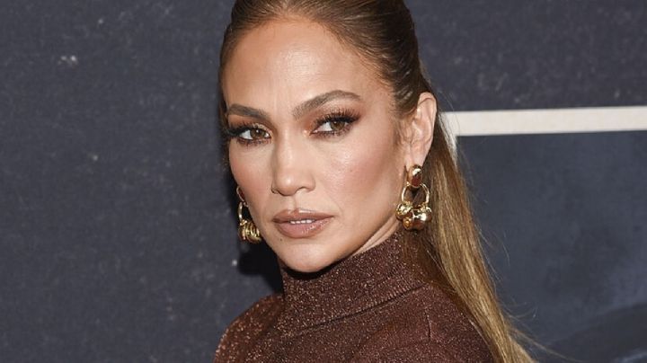Jennifer Lopez posó con un total look camel y adelantó varias tendencias que prometen arrasar