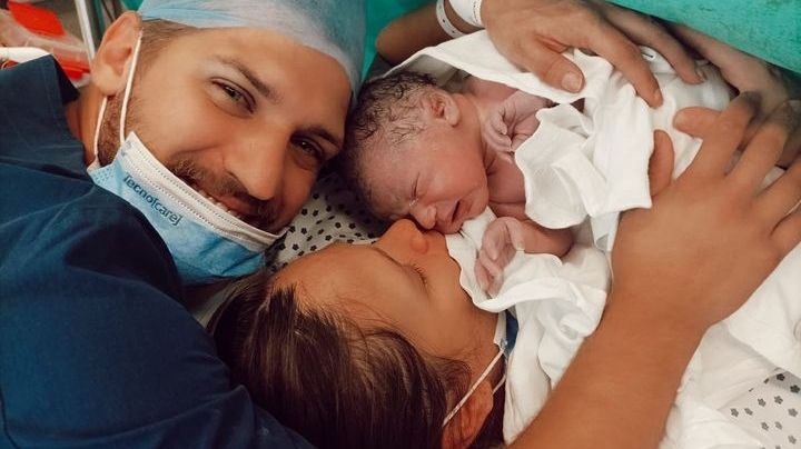 A cuatro días del parto, Barbie Vélez compartió la foto más dulce con su hijo Salvador: "Ojeras de felicidad"