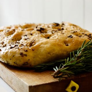Focaccia al romero, muy fácil y perfecta para comer con todo