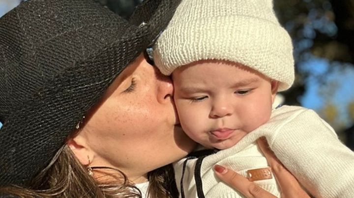 Barby Franco le dio un beso esquimal a Sarah y explicó por qué su hija es una bebé arcoiris
