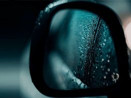 El truco casero para evitar que los espejos retrovisores se empañen los días de lluvia